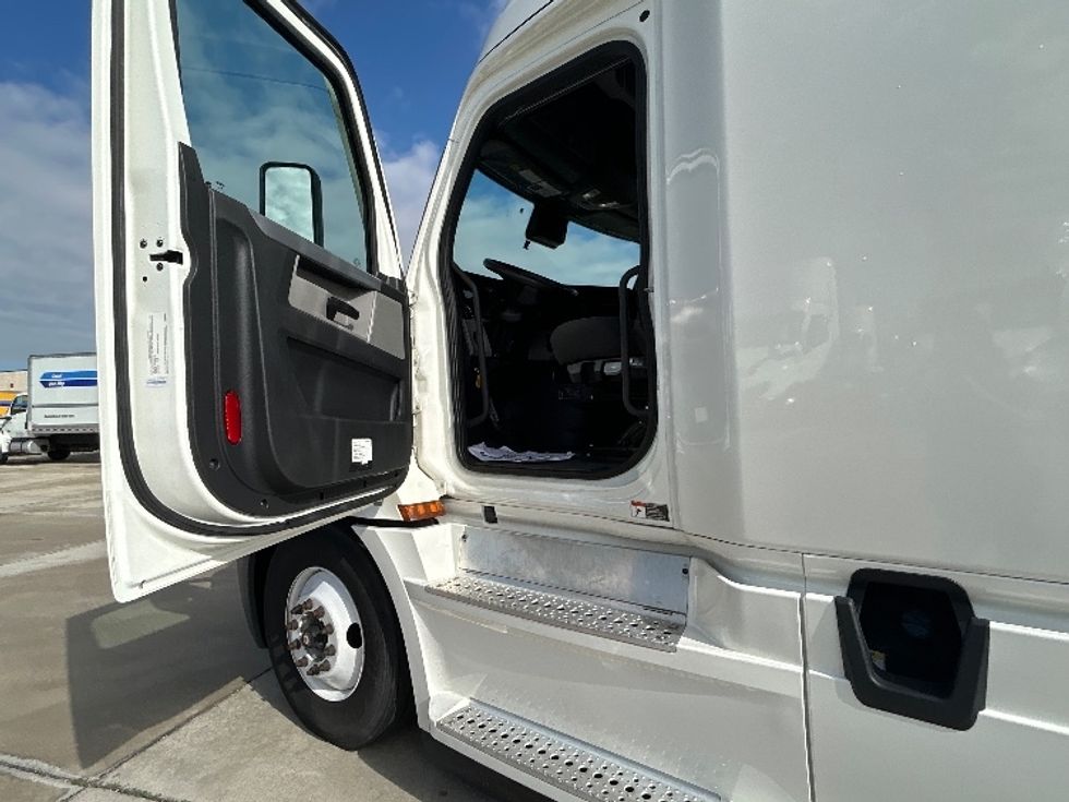 Sleeper Tractor-Heavy Duty Tractors-Freightliner-2022-T12664ST-Arlington-TX-300,880\n\t\tmiles-$ 91,000 - Image 9