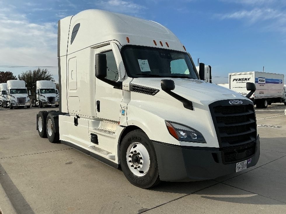 Sleeper Tractor-Heavy Duty Tractors-Freightliner-2022-T12664ST-Arlington-TX-301,468\n\t\tmiles-$ 91,000 - Image 1