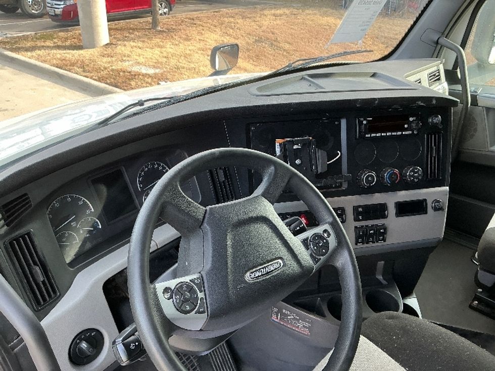 Sleeper Tractor-Heavy Duty Tractors-Freightliner-2022-T12664ST-Arlington-TX-301,468\n\t\tmiles-$ 91,000 - Image 10