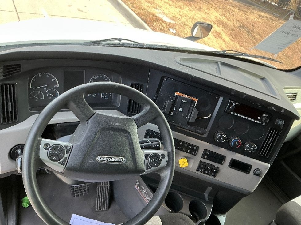 Sleeper Tractor-Heavy Duty Tractors-Freightliner-2022-T12664ST-Arlington-TX-301,468\n\t\tmiles-$ 91,000 - Image 11