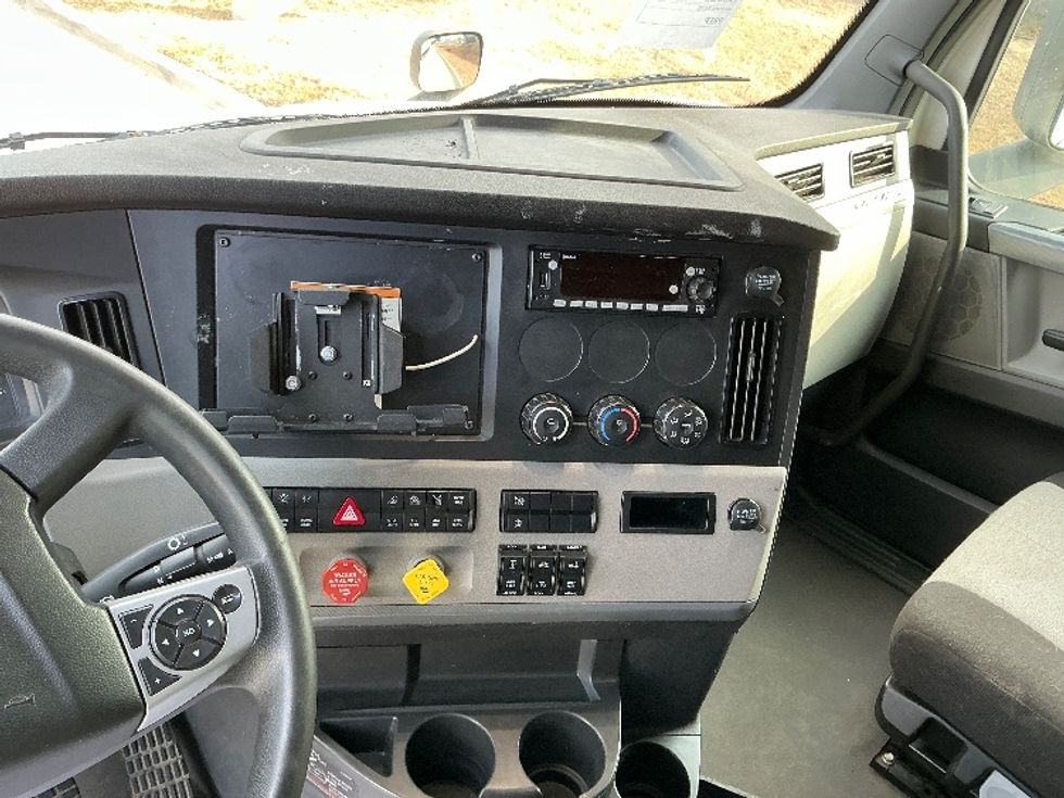 Sleeper Tractor-Heavy Duty Tractors-Freightliner-2022-T12664ST-Arlington-TX-301,468\n\t\tmiles-$ 91,000 - Image 12