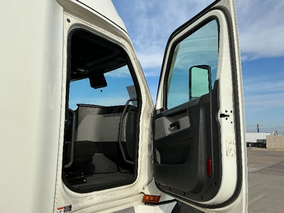 Sleeper Tractor-Heavy Duty Tractors-Freightliner-2022-T12664ST-Arlington-TX-301,468\n\t\tmiles-$ 91,000 - Image 13