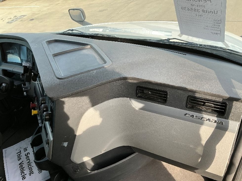 Sleeper Tractor-Heavy Duty Tractors-Freightliner-2022-T12664ST-Arlington-TX-301,468\n\t\tmiles-$ 91,000 - Image 14