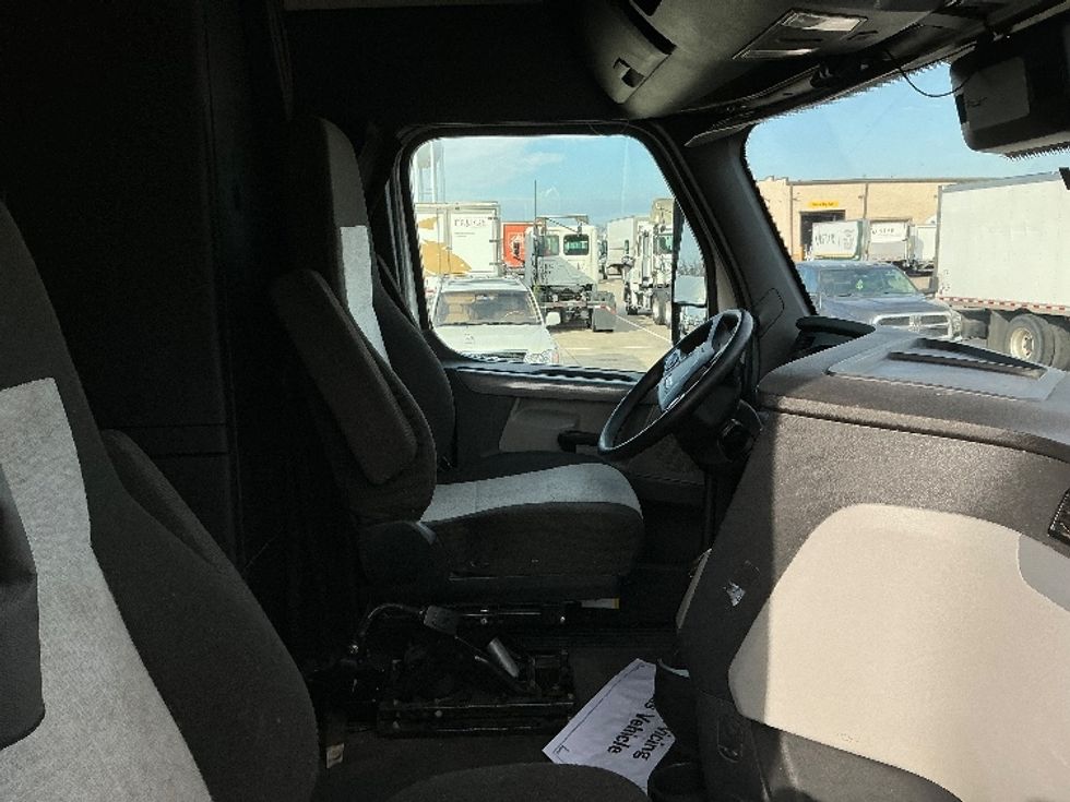 Sleeper Tractor-Heavy Duty Tractors-Freightliner-2022-T12664ST-Arlington-TX-301,468\n\t\tmiles-$ 91,000 - Image 15