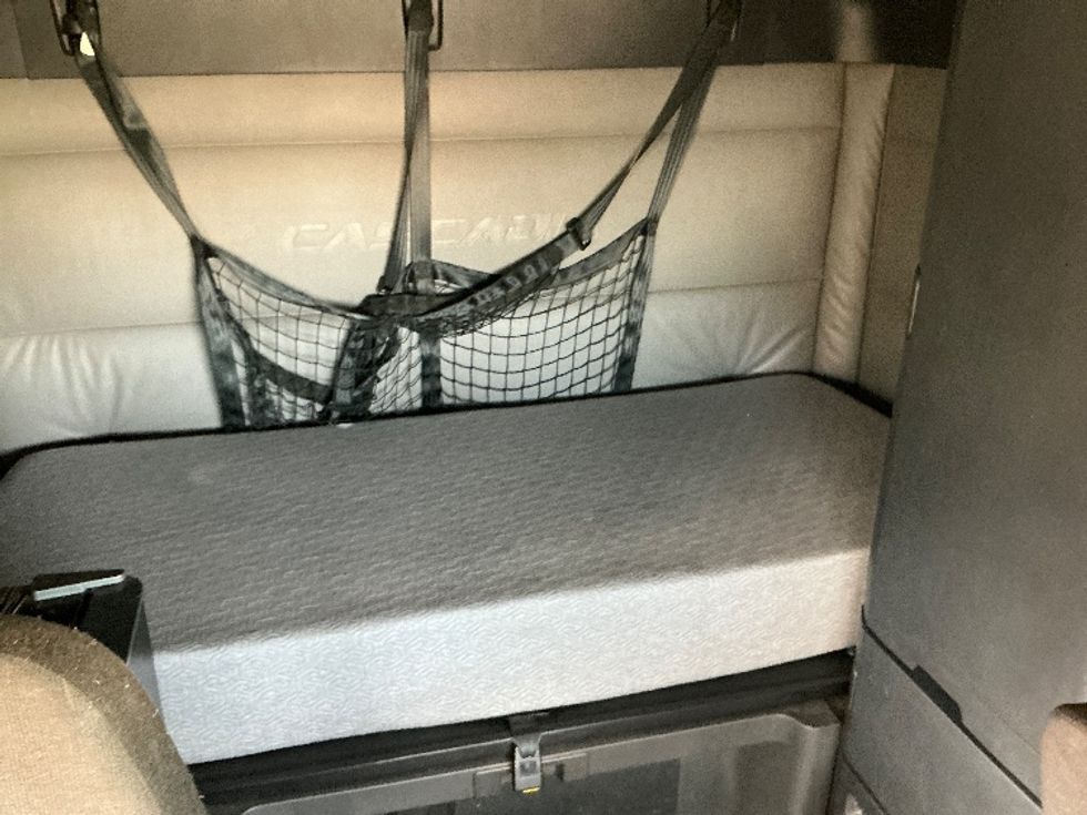 Sleeper Tractor-Heavy Duty Tractors-Freightliner-2022-T12664ST-Arlington-TX-301,468\n\t\tmiles-$ 91,000 - Image 16