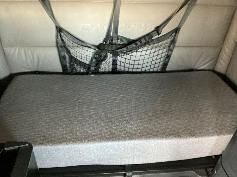 Sleeper Tractor-Heavy Duty Tractors-Freightliner-2022-T12664ST-Arlington-TX-301,468\n\t\tmiles-$ 91,000 - Image 17