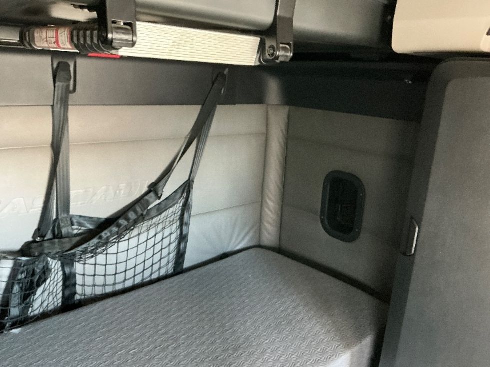 Sleeper Tractor-Heavy Duty Tractors-Freightliner-2022-T12664ST-Arlington-TX-301,468\n\t\tmiles-$ 91,000 - Image 18