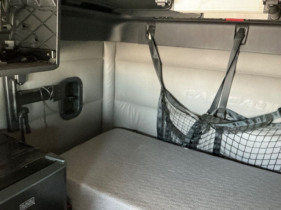 Sleeper Tractor-Heavy Duty Tractors-Freightliner-2022-T12664ST-Arlington-TX-301,468\n\t\tmiles-$ 91,000 - Image 19