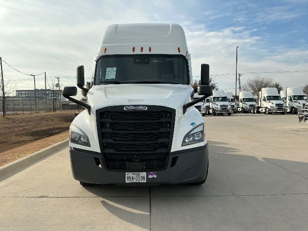 Sleeper Tractor-Heavy Duty Tractors-Freightliner-2022-T12664ST-Arlington-TX-301,468\n\t\tmiles-$ 91,000 - Image 2