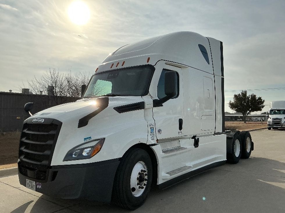 Sleeper Tractor-Heavy Duty Tractors-Freightliner-2022-T12664ST-Arlington-TX-301,468\n\t\tmiles-$ 91,000 - Image 3