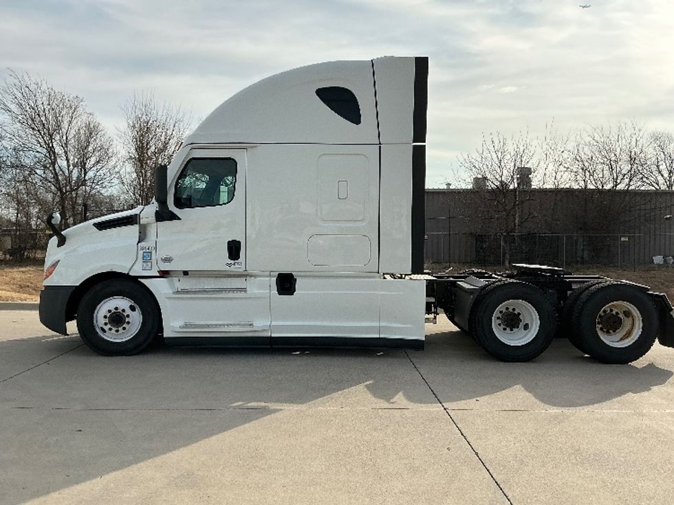 Sleeper Tractor-Heavy Duty Tractors-Freightliner-2022-T12664ST-Arlington-TX-301,468\n\t\tmiles-$ 91,000 - Image 4