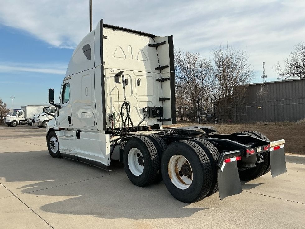Sleeper Tractor-Heavy Duty Tractors-Freightliner-2022-T12664ST-Arlington-TX-301,468\n\t\tmiles-$ 91,000 - Image 5