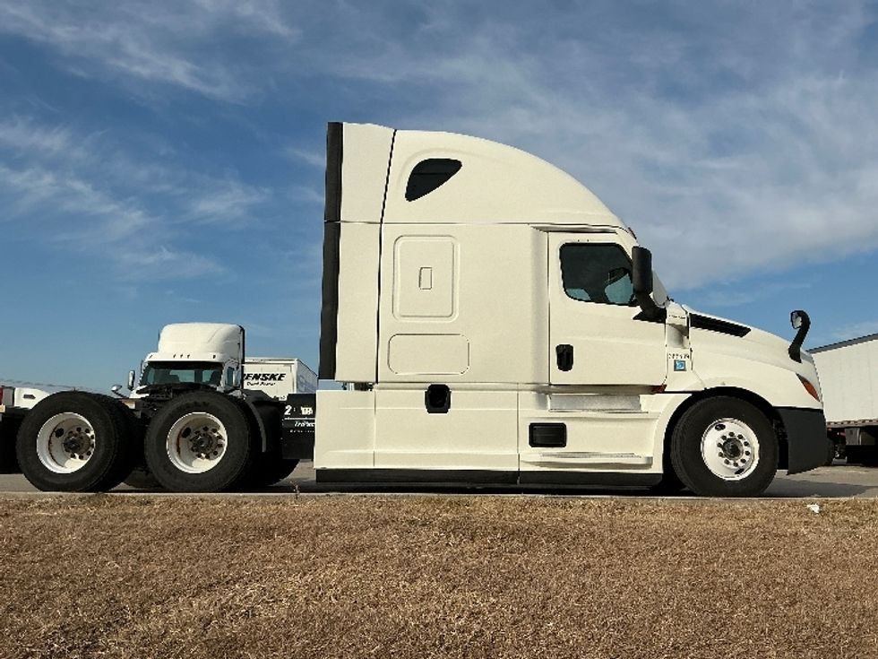 Sleeper Tractor-Heavy Duty Tractors-Freightliner-2022-T12664ST-Arlington-TX-301,468\n\t\tmiles-$ 91,000 - Image 8