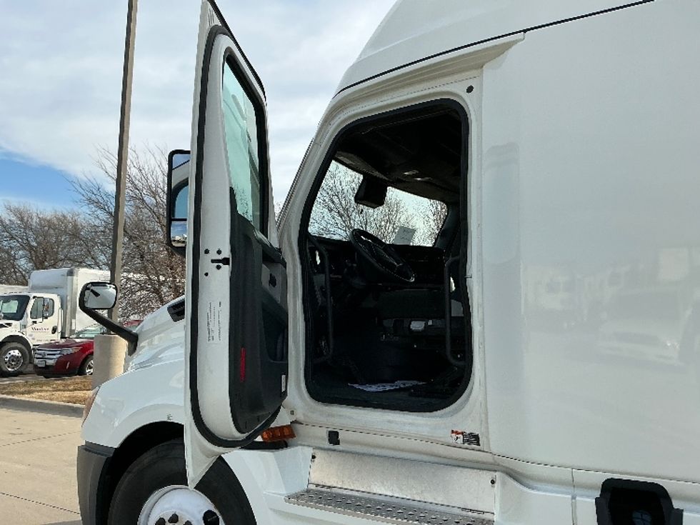 Sleeper Tractor-Heavy Duty Tractors-Freightliner-2022-T12664ST-Arlington-TX-301,468\n\t\tmiles-$ 91,000 - Image 9