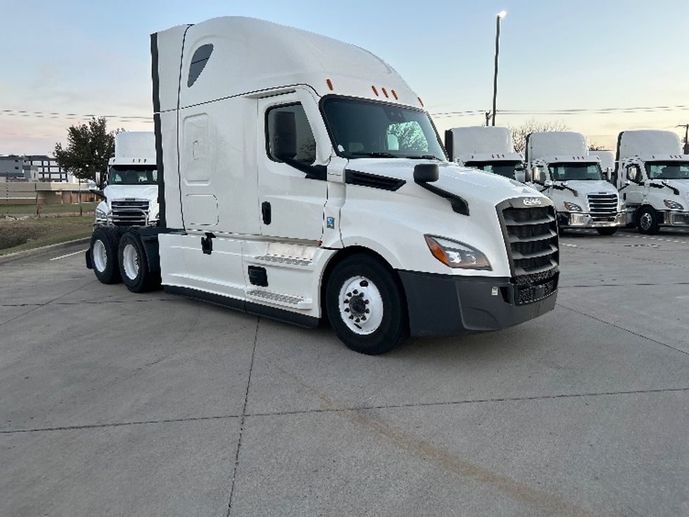 Sleeper Tractor-Heavy Duty Tractors-Freightliner-2022-T12664ST-Arlington-TX-314,096\n\t\tmiles-$ 90,000 - Image 1