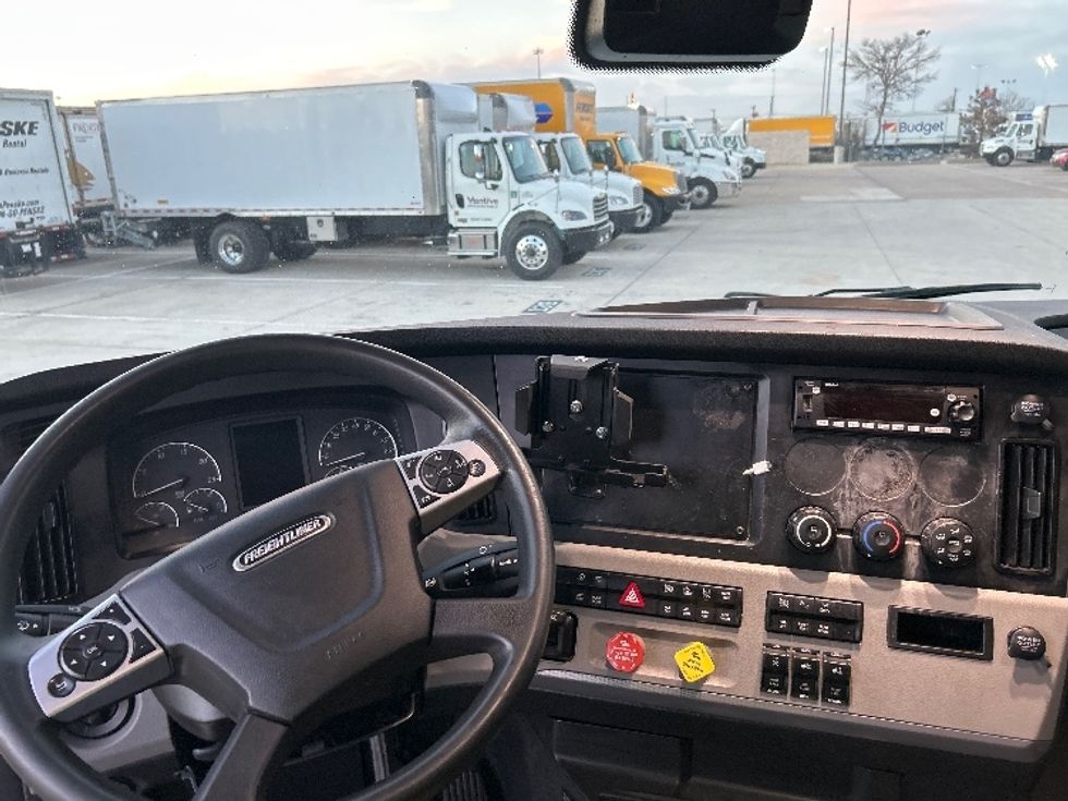 Sleeper Tractor-Heavy Duty Tractors-Freightliner-2022-T12664ST-Arlington-TX-314,096\n\t\tmiles-$ 90,000 - Image 11