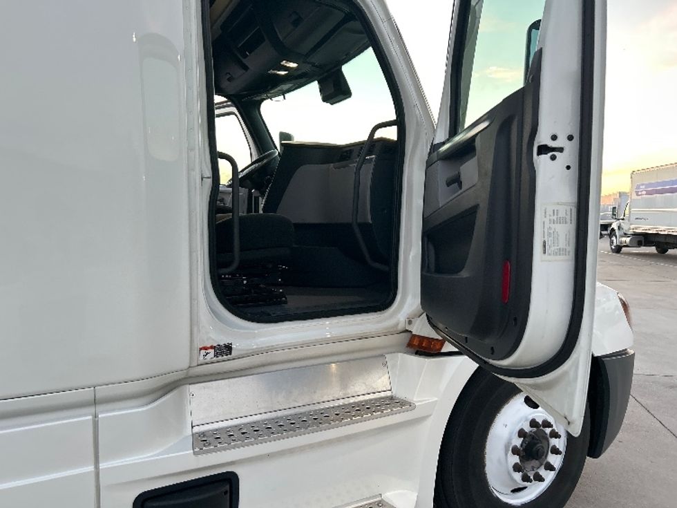 Sleeper Tractor-Heavy Duty Tractors-Freightliner-2022-T12664ST-Arlington-TX-314,096\n\t\tmiles-$ 90,000 - Image 13