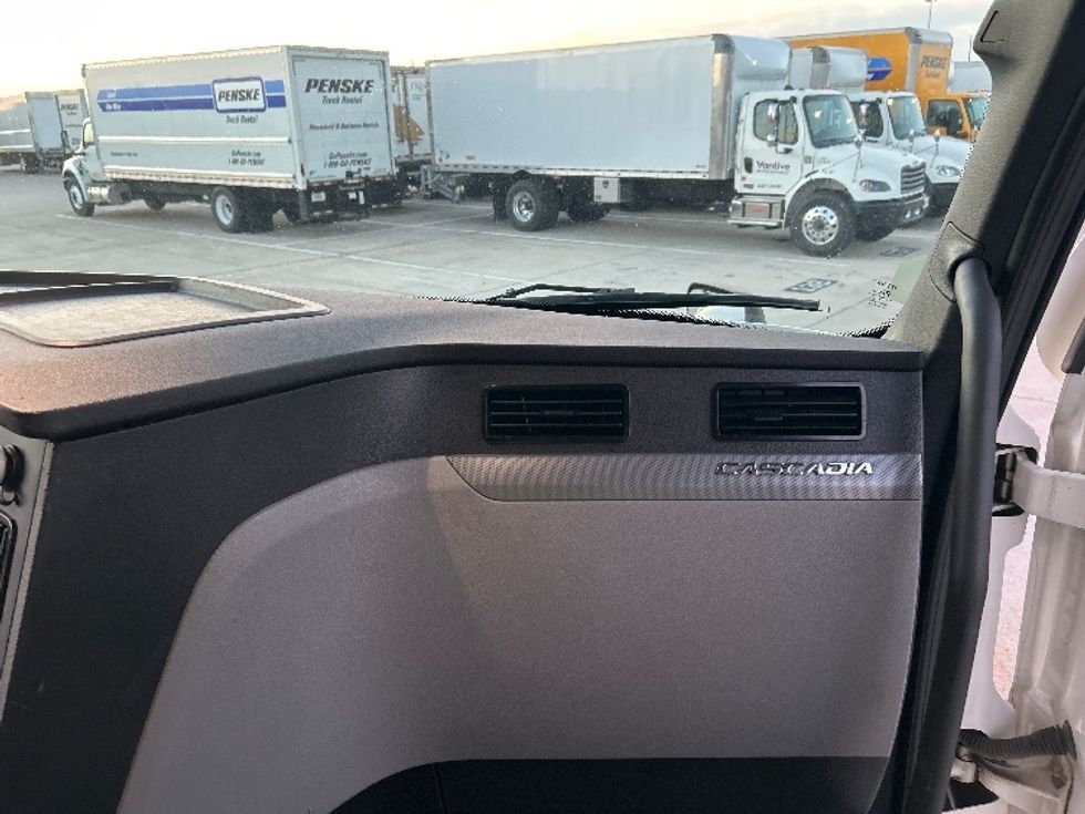 Sleeper Tractor-Heavy Duty Tractors-Freightliner-2022-T12664ST-Arlington-TX-314,096\n\t\tmiles-$ 90,000 - Image 14