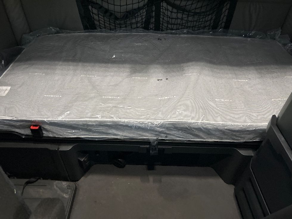 Sleeper Tractor-Heavy Duty Tractors-Freightliner-2022-T12664ST-Arlington-TX-314,096\n\t\tmiles-$ 90,000 - Image 17