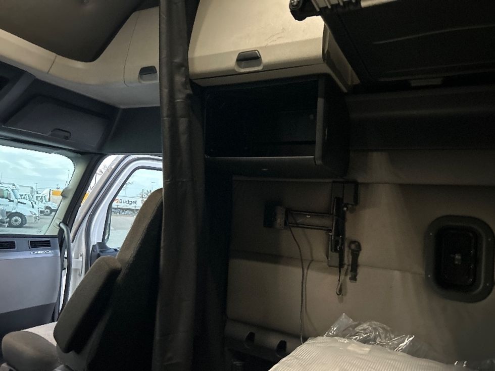 Sleeper Tractor-Heavy Duty Tractors-Freightliner-2022-T12664ST-Arlington-TX-314,096\n\t\tmiles-$ 90,000 - Image 19