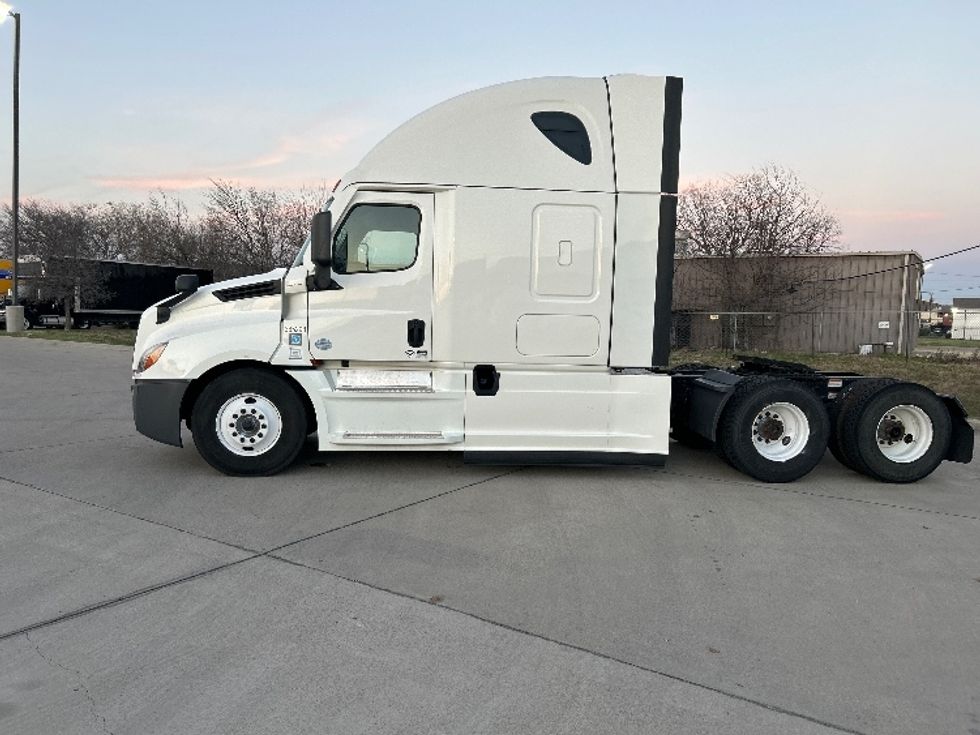 Sleeper Tractor-Heavy Duty Tractors-Freightliner-2022-T12664ST-Arlington-TX-314,096\n\t\tmiles-$ 90,000 - Image 4