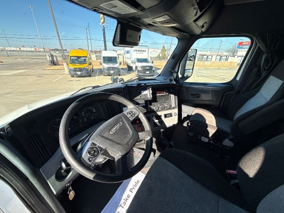 Sleeper Tractor-Heavy Duty Tractors-Freightliner-2022-T12664ST-Arlington-TX-320,056\n\t\tmiles-$ 89,500 - Image 10