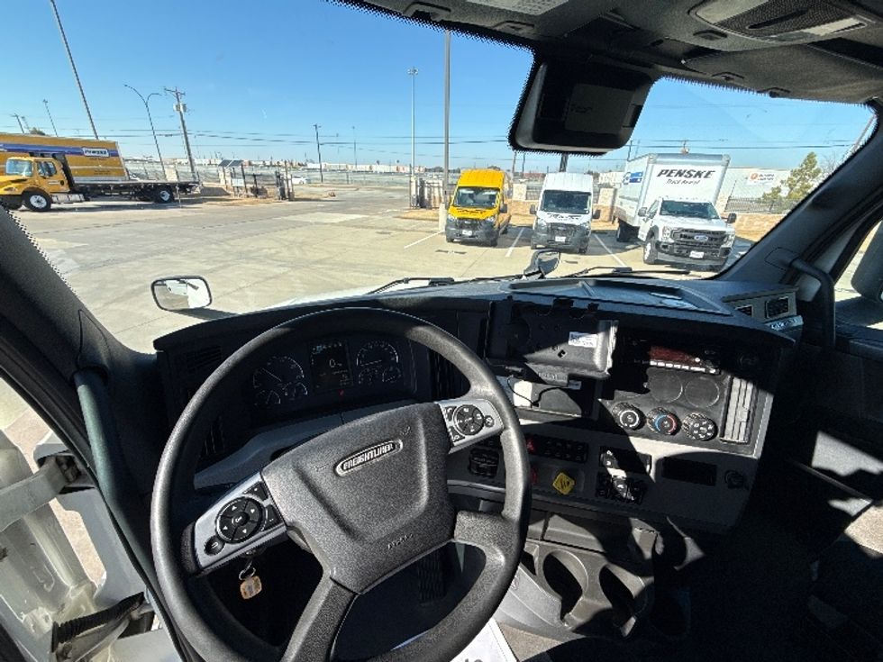 Sleeper Tractor-Heavy Duty Tractors-Freightliner-2022-T12664ST-Arlington-TX-320,056\n\t\tmiles-$ 89,500 - Image 11