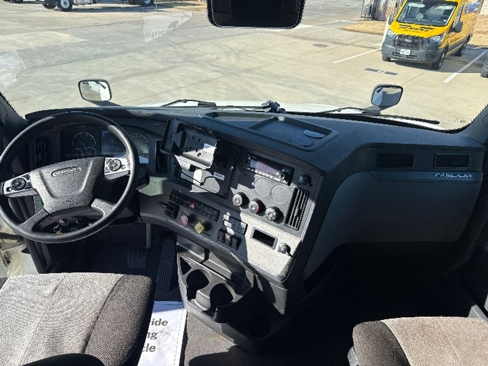 Sleeper Tractor-Heavy Duty Tractors-Freightliner-2022-T12664ST-Arlington-TX-320,056\n\t\tmiles-$ 89,500 - Image 12