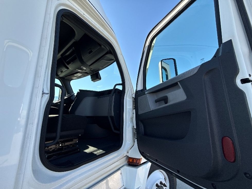 Sleeper Tractor-Heavy Duty Tractors-Freightliner-2022-T12664ST-Arlington-TX-320,056\n\t\tmiles-$ 89,500 - Image 13