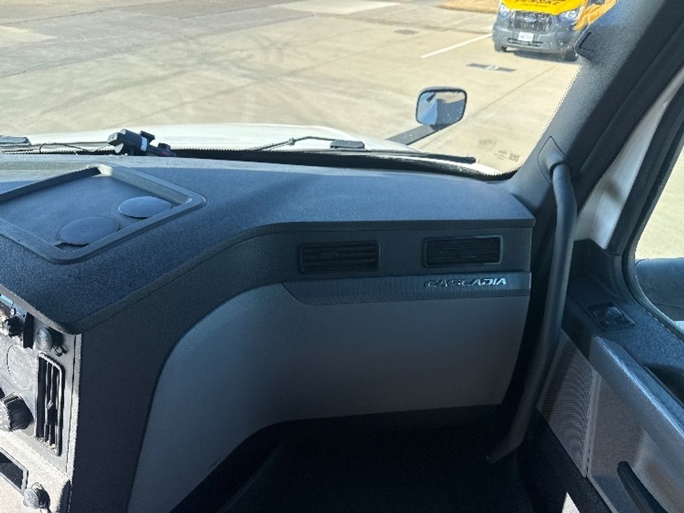 Sleeper Tractor-Heavy Duty Tractors-Freightliner-2022-T12664ST-Arlington-TX-320,056\n\t\tmiles-$ 89,500 - Image 14