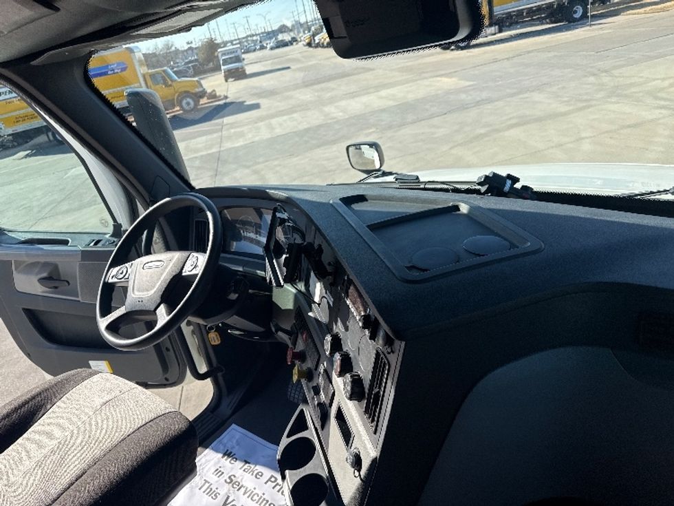 Sleeper Tractor-Heavy Duty Tractors-Freightliner-2022-T12664ST-Arlington-TX-320,056\n\t\tmiles-$ 89,500 - Image 15