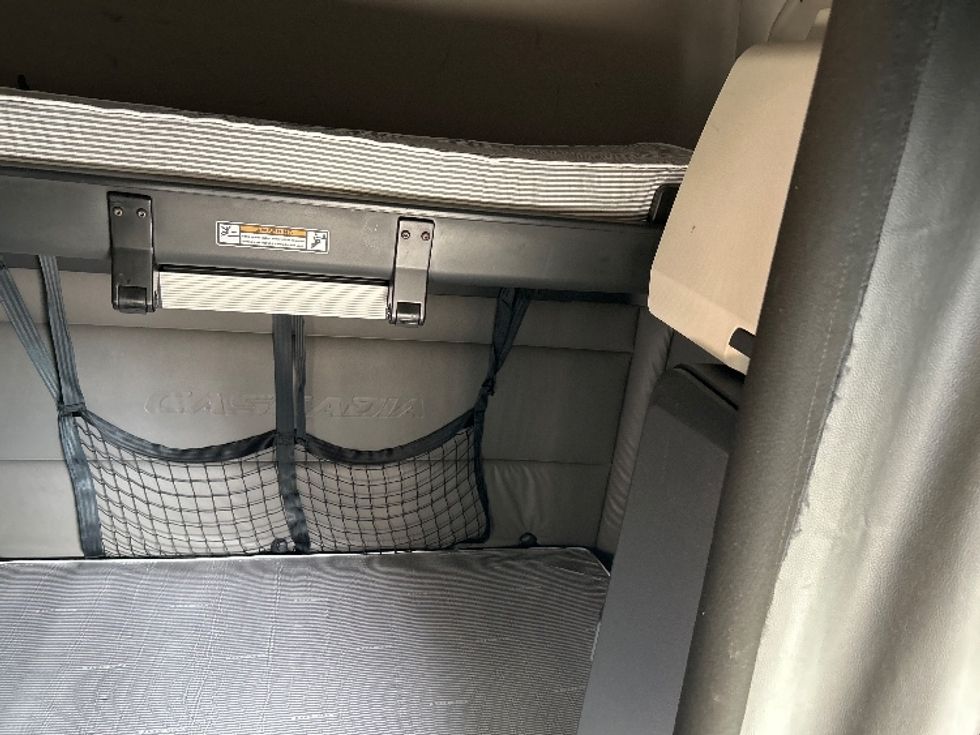 Sleeper Tractor-Heavy Duty Tractors-Freightliner-2022-T12664ST-Arlington-TX-320,056\n\t\tmiles-$ 89,500 - Image 16