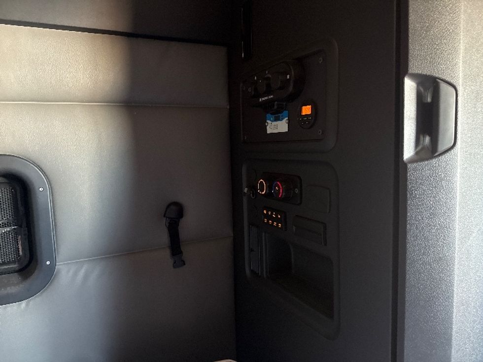 Sleeper Tractor-Heavy Duty Tractors-Freightliner-2022-T12664ST-Arlington-TX-320,056\n\t\tmiles-$ 89,500 - Image 18