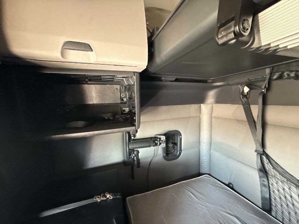 Sleeper Tractor-Heavy Duty Tractors-Freightliner-2022-T12664ST-Arlington-TX-320,056\n\t\tmiles-$ 89,500 - Image 19