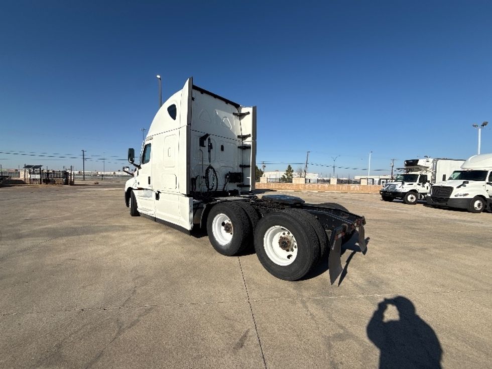 Sleeper Tractor-Heavy Duty Tractors-Freightliner-2022-T12664ST-Arlington-TX-320,056\n\t\tmiles-$ 89,500 - Image 5