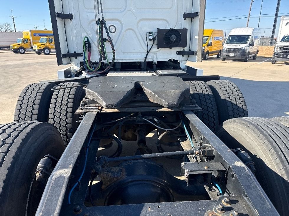 Sleeper Tractor-Heavy Duty Tractors-Freightliner-2022-T12664ST-Arlington-TX-320,056\n\t\tmiles-$ 89,500 - Image 6