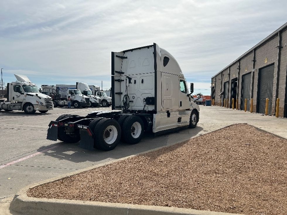 Sleeper Tractor-Heavy Duty Tractors-Freightliner-2022-T12664ST-Arlington-TX-320,056\n\t\tmiles-$ 89,500 - Image 7