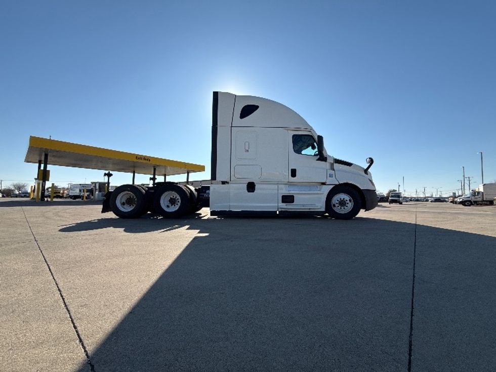 Sleeper Tractor-Heavy Duty Tractors-Freightliner-2022-T12664ST-Arlington-TX-320,056\n\t\tmiles-$ 89,500 - Image 8