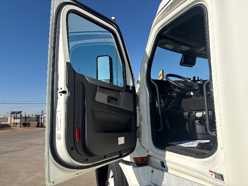 Sleeper Tractor-Heavy Duty Tractors-Freightliner-2022-T12664ST-Arlington-TX-320,056\n\t\tmiles-$ 89,500 - Image 9