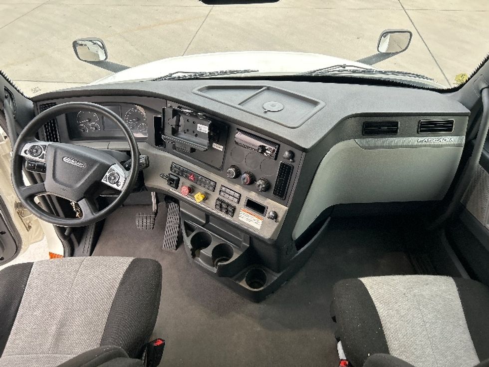 Sleeper Tractor-Heavy Duty Tractors-Freightliner-2022-T12664ST-Arlington-TX-333,719\n\t\tmiles-$ 88,500 - Image 12