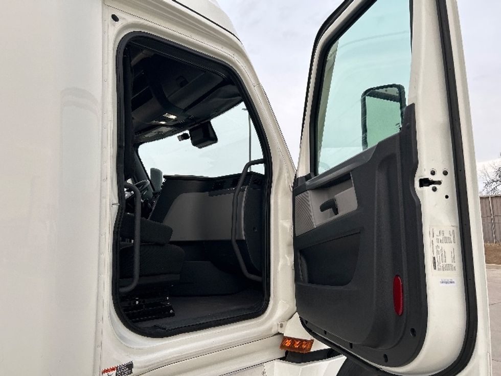 Sleeper Tractor-Heavy Duty Tractors-Freightliner-2022-T12664ST-Arlington-TX-333,719\n\t\tmiles-$ 88,500 - Image 13