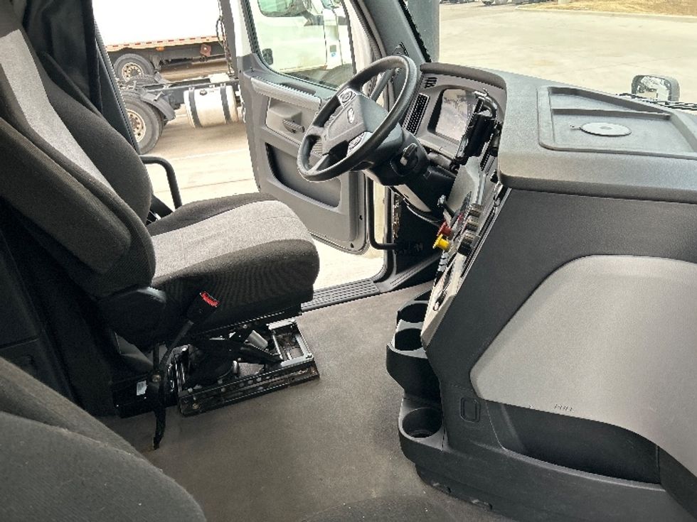 Sleeper Tractor-Heavy Duty Tractors-Freightliner-2022-T12664ST-Arlington-TX-333,719\n\t\tmiles-$ 88,500 - Image 15