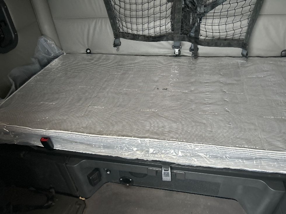 Sleeper Tractor-Heavy Duty Tractors-Freightliner-2022-T12664ST-Arlington-TX-333,719\n\t\tmiles-$ 88,500 - Image 17