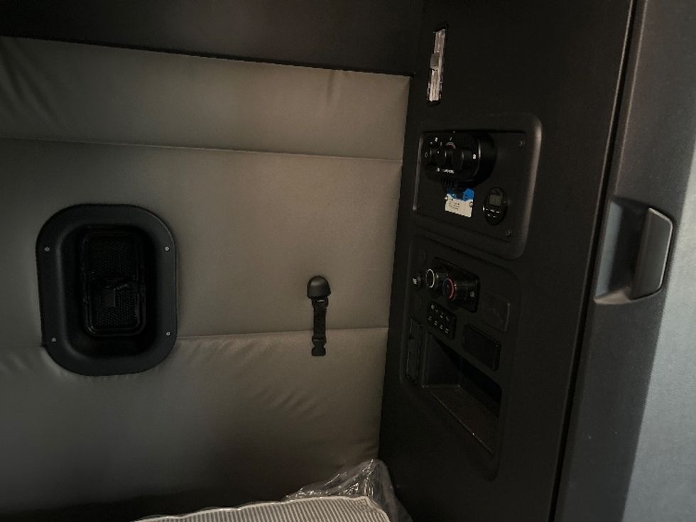 Sleeper Tractor-Heavy Duty Tractors-Freightliner-2022-T12664ST-Arlington-TX-333,719\n\t\tmiles-$ 88,500 - Image 18