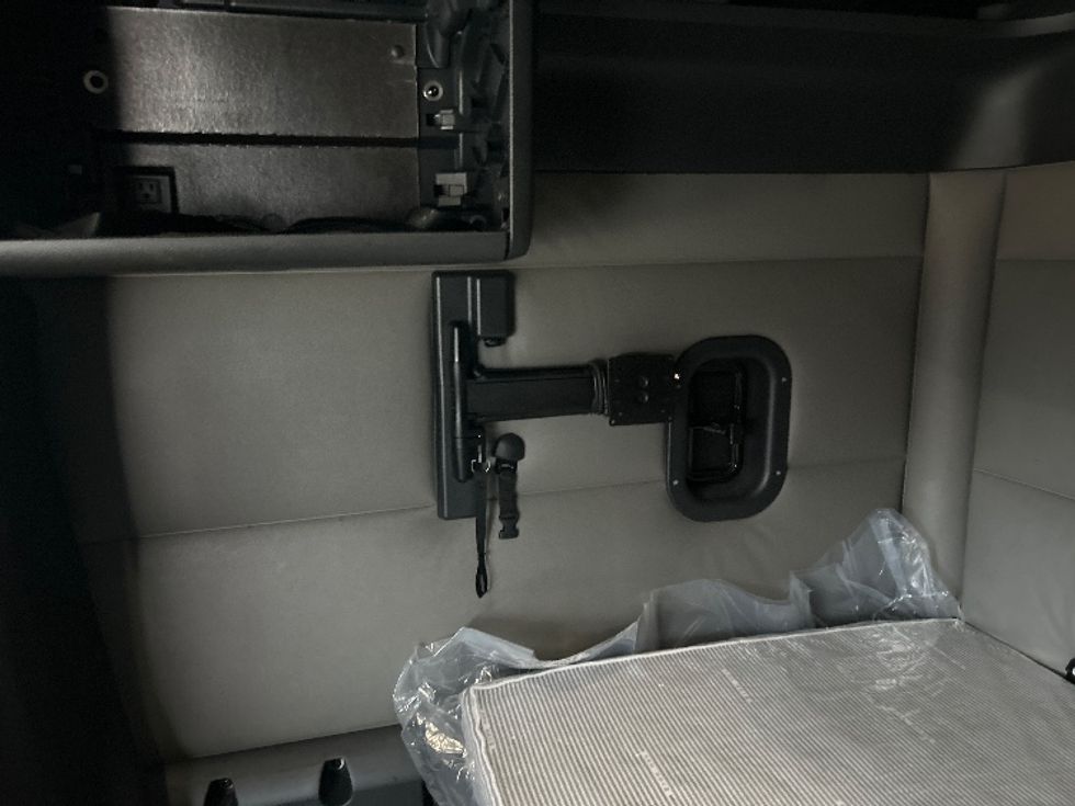 Sleeper Tractor-Heavy Duty Tractors-Freightliner-2022-T12664ST-Arlington-TX-333,719\n\t\tmiles-$ 88,500 - Image 19