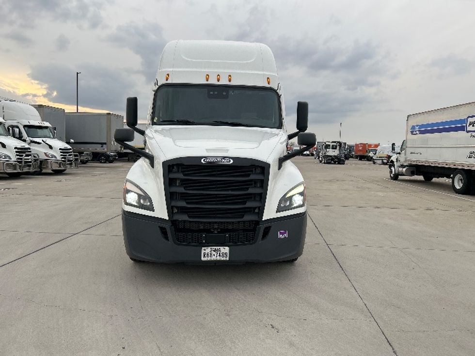 Sleeper Tractor-Heavy Duty Tractors-Freightliner-2022-T12664ST-Arlington-TX-333,719\n\t\tmiles-$ 88,500 - Image 2