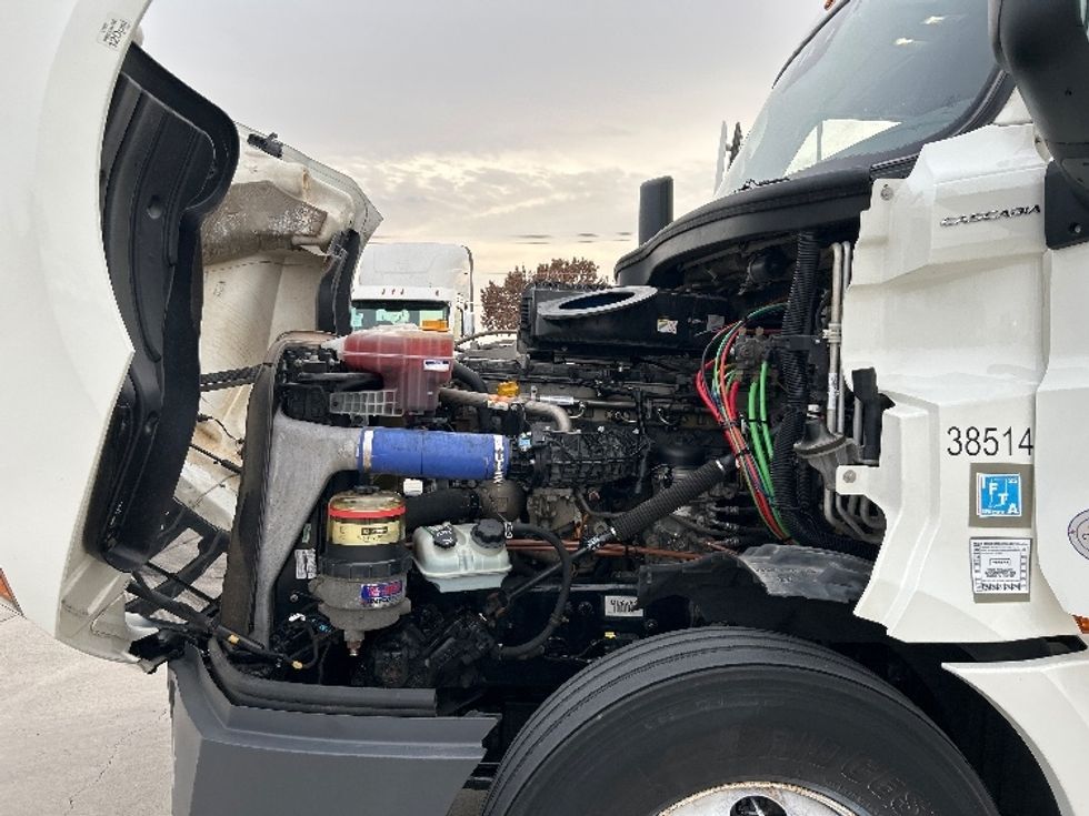 Sleeper Tractor-Heavy Duty Tractors-Freightliner-2022-T12664ST-Arlington-TX-333,719\n\t\tmiles-$ 88,500 - Image 21