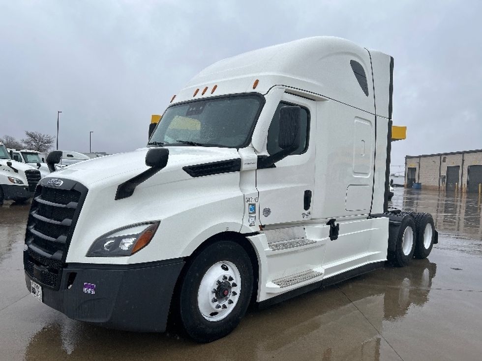 Sleeper Tractor-Heavy Duty Tractors-Freightliner-2022-T12664ST-Arlington-TX-333,719\n\t\tmiles-$ 88,500 - Image 3