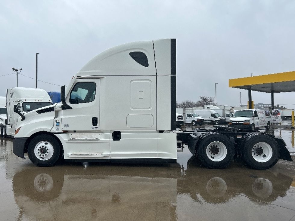 Sleeper Tractor-Heavy Duty Tractors-Freightliner-2022-T12664ST-Arlington-TX-333,719\n\t\tmiles-$ 88,500 - Image 4