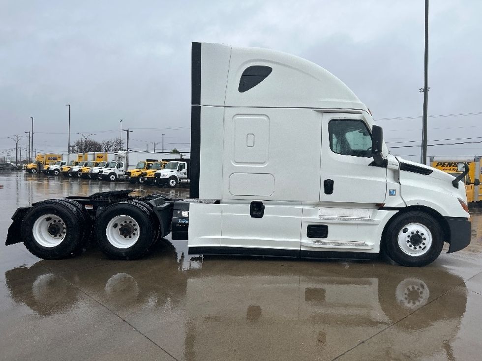 Sleeper Tractor-Heavy Duty Tractors-Freightliner-2022-T12664ST-Arlington-TX-333,719\n\t\tmiles-$ 88,500 - Image 8